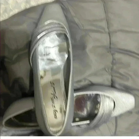 Easy Street Alive 5 Kitten heels. Brand new- not worn - Picture 2 of 3